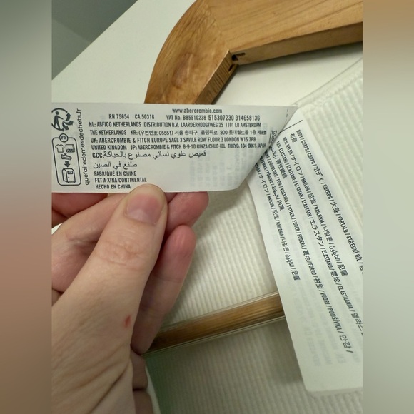 🛍️$5 SALE - Gilly Hicks by Abercrombie White Ribbed Crop Top, size large. - Picture 5 of 6